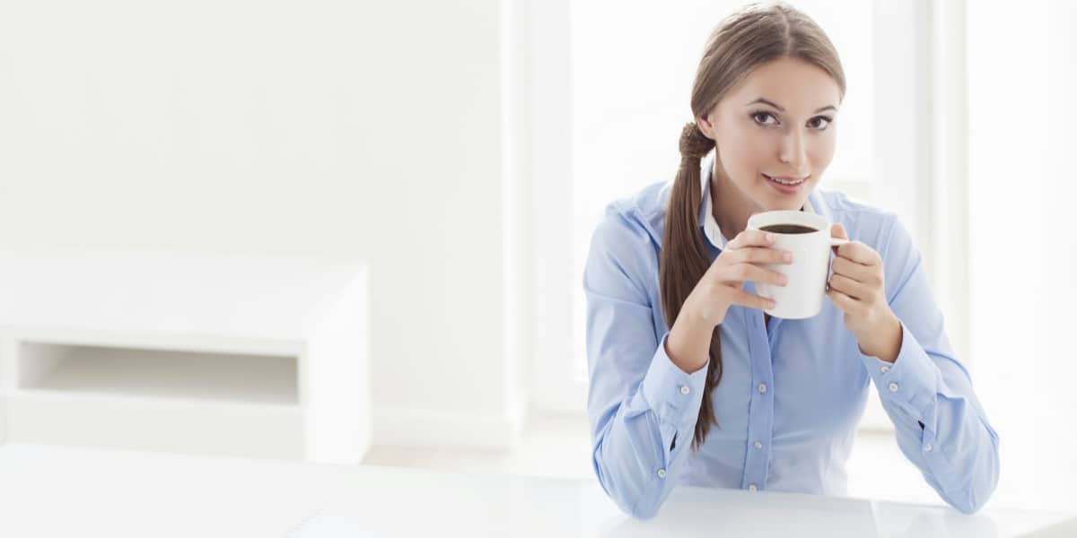 Woman holding a mug with coffee - Campus dentist